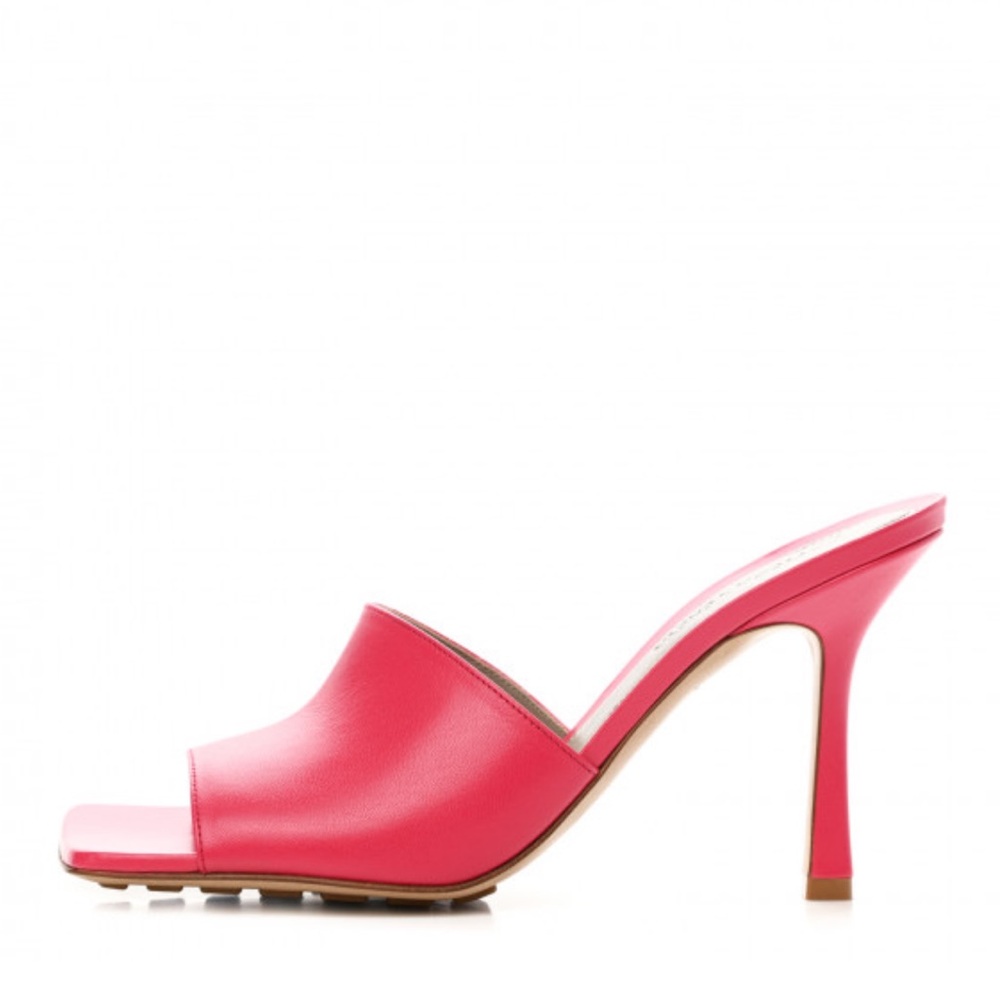Brand new Bottega Veneta stretch mule sandals.